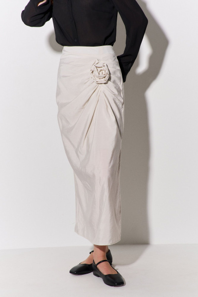 Юбка миди с декоративным элементом и цветком из плательной ткани FLAIM 1110 бежевый - фото 7
