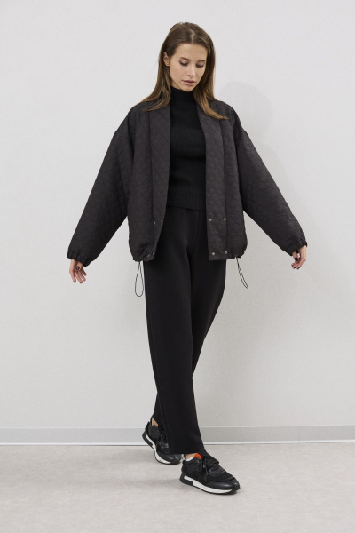 Утепленный тренч из фактурной ткани с карманами и резинкой DAVA 3136 черный - фото 8