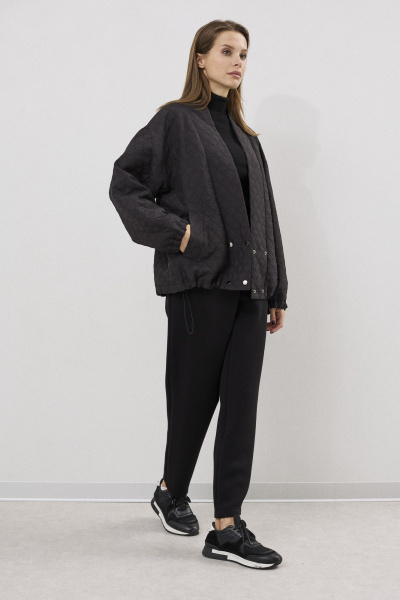 Утепленный тренч из фактурной ткани с карманами и резинкой DAVA 3136 черный - фото 6