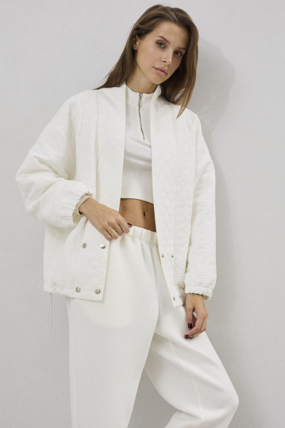 Свободный утепленный жакет из текстиля с кулисой и карманами DAVA 3136 белый - фото 1