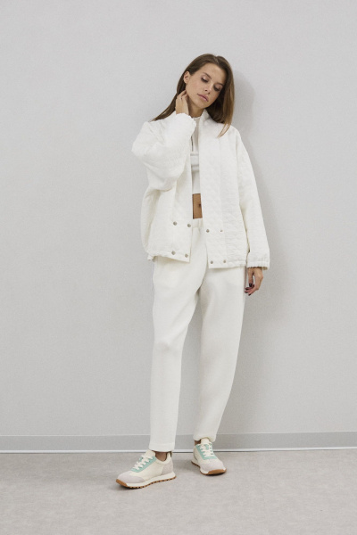 Свободный утепленный жакет из текстиля с кулисой и карманами DAVA 3136 белый - фото 7