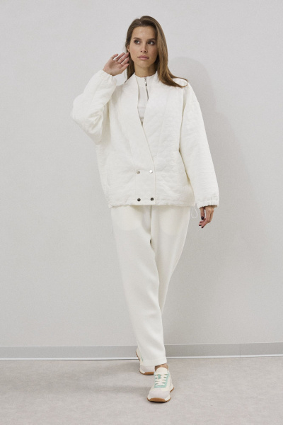 Свободный утепленный жакет из текстиля с кулисой и карманами DAVA 3136 белый - фото 2