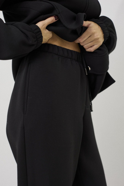 Комплект из текстильных брюк и жакета с молнией и резинкой DAVA 2214 черный - фото 10