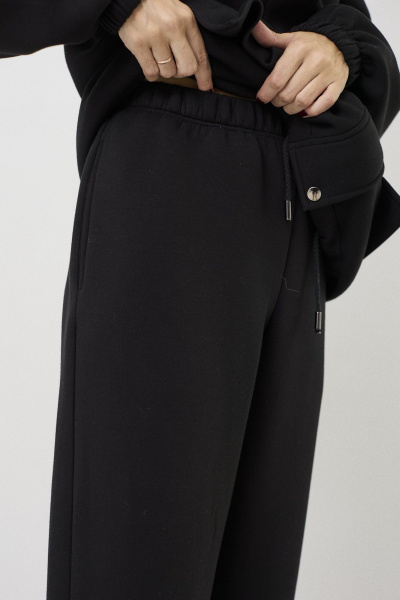 Комплект из текстильных брюк и жакета с молнией и резинкой DAVA 2214 черный - фото 8