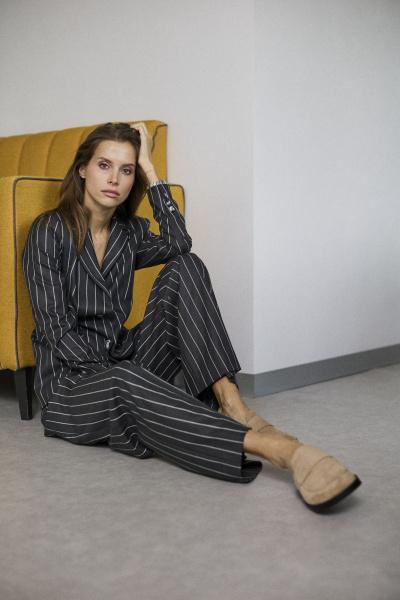 Костюм из костюмной ткани с карманами и свободным кроем DAVA 2216 темно-серый - фото 5