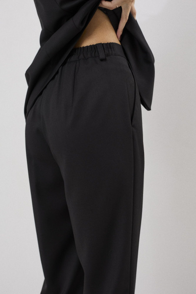 Двухпредметный костюм из текстиля с зауженными брюками DAVA 2211 черный - фото 7