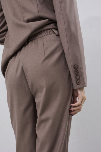 Костюм на каждый день из костюмной ткани с карманами DAVA 2211 шоколад - фото 6