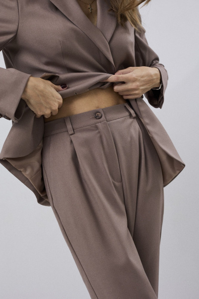 Костюм на каждый день из костюмной ткани с карманами DAVA 2211 шоколад - фото 5