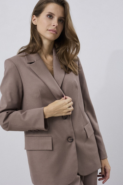 Костюм на каждый день из костюмной ткани с карманами DAVA 2211 шоколад - фото 4