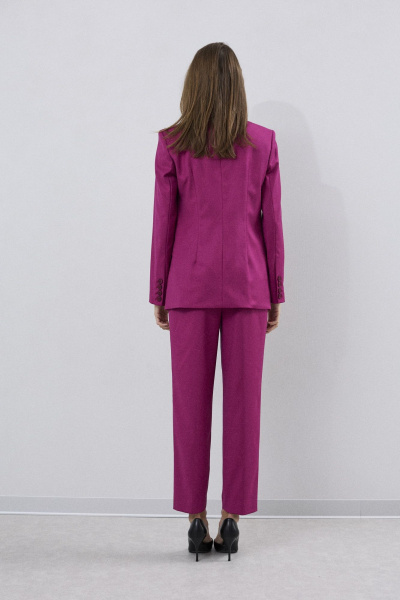 Модный костюм из ткани с зауженными брюками и жакетом DAVA 2211 ягодный - фото 2
