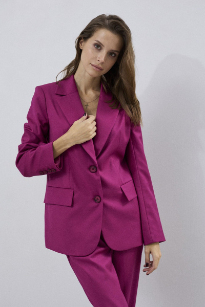 Модный костюм из ткани с зауженными брюками и жакетом DAVA 2211 ягодный - фото 4