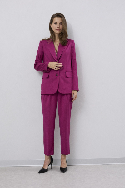 Модный костюм из ткани с зауженными брюками и жакетом DAVA 2211 ягодный - фото 1