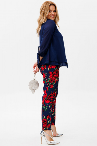 Демисезонный комплект из шифоновой блузки и зауженных брюк Michel chic 1390 синий,розы - фото 5