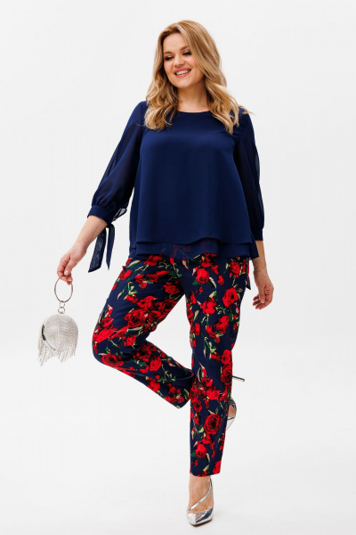 Демисезонный комплект из шифоновой блузки и зауженных брюк Michel chic 1390 синий,розы - фото 3