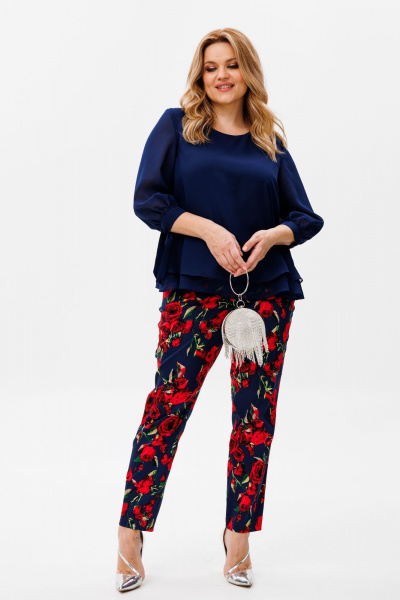 Демисезонный комплект из шифоновой блузки и зауженных брюк Michel chic 1390 синий,розы - фото 2