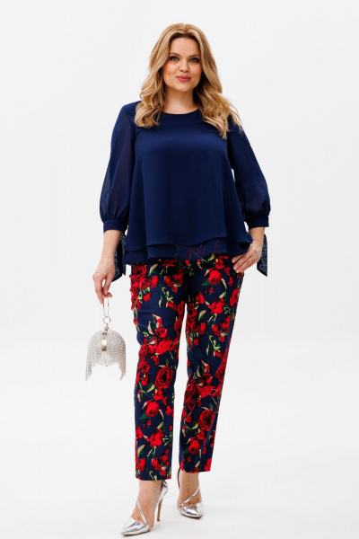 Демисезонный комплект из шифоновой блузки и зауженных брюк Michel chic 1390 синий,розы - фото 1