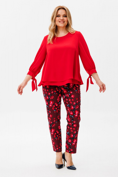 Летний комплект из шифоновой блузки и узких брюк в ярком принте Michel chic 1390 красный,розы - фото 1