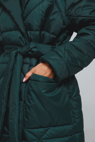 Стеганное демисезонное пальто прямого силуэта с поясом Butеr 2872 изумруд - фото 7