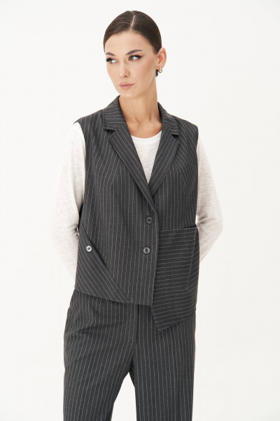 Деловой костюм из текстиля с жилетом и брюками со стрелками Fantazia Mod 4884 серый - фото 5
