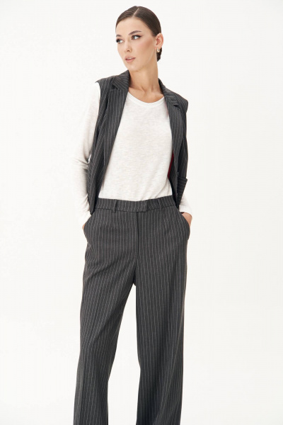 Деловой костюм из текстиля с жилетом и брюками со стрелками Fantazia Mod 4884 серый - фото 3