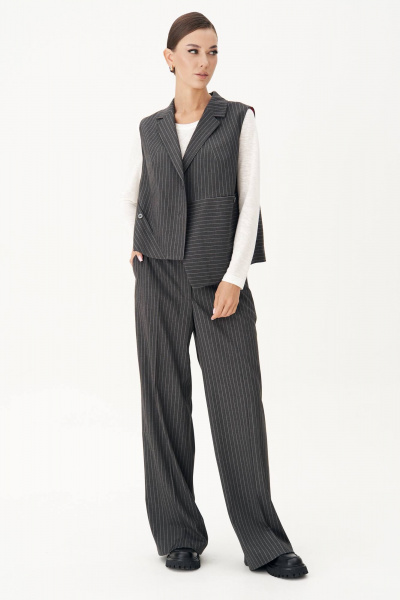 Деловой костюм из текстиля с жилетом и брюками со стрелками Fantazia Mod 4884 серый - фото 1