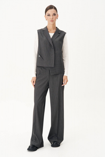 Деловой костюм из текстиля с жилетом и брюками со стрелками Fantazia Mod 4884 серый - фото 2
