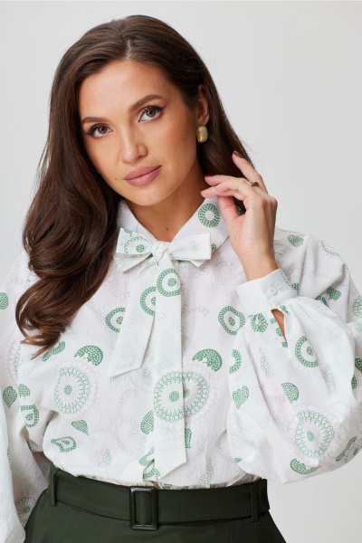 Белая блуза с вертикальными подрезами и кружевом Andina city 5020-24 белый - фото 2