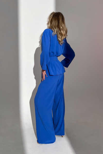 Демисезонный костюм из текста с жакетом-двубортом и брюками палаццо Needle 560 - фото 5