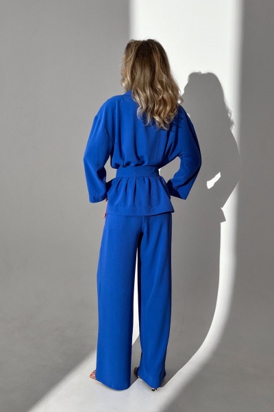 Демисезонный костюм из текста с жакетом-двубортом и брюками палаццо Needle 560 - фото 3