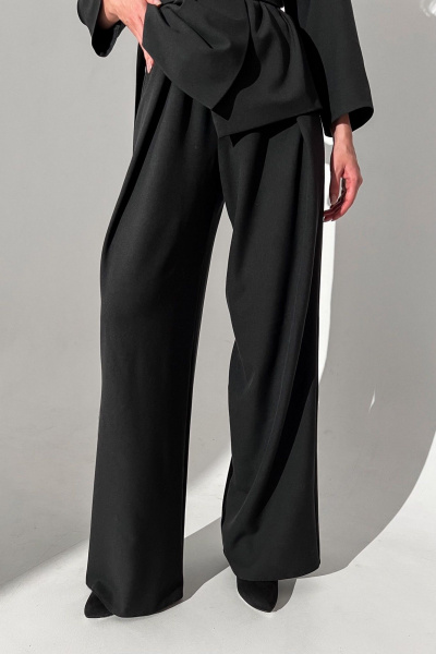 Демисезонный двубортный костюм из текстиля с поясом и складками Needle 560/2 - фото 7