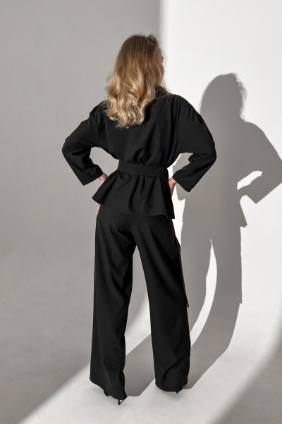 Демисезонный двубортный костюм из текстиля с поясом и складками Needle 560/2 - фото 6