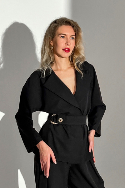 Демисезонный двубортный костюм из текстиля с поясом и складками Needle 560/2 - фото 3