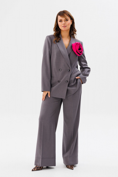 Демисезонный костюм из текстиля с прямым жакетом и брюками с манжетами Mubliz 190 серый - фото 15