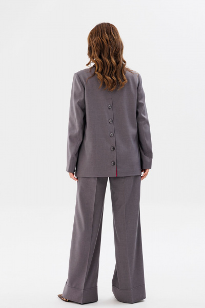 Демисезонный костюм из текстиля с прямым жакетом и брюками с манжетами Mubliz 190 серый - фото 14