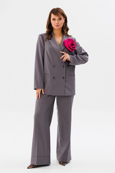 Демисезонный костюм из текстиля с прямым жакетом и брюками с манжетами Mubliz 190 серый - фото 13