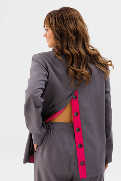 Демисезонный костюм из текстиля с прямым жакетом и брюками с манжетами Mubliz 190 серый - фото 12