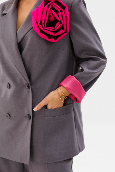 Демисезонный костюм из текстиля с прямым жакетом и брюками с манжетами Mubliz 190 серый - фото 10