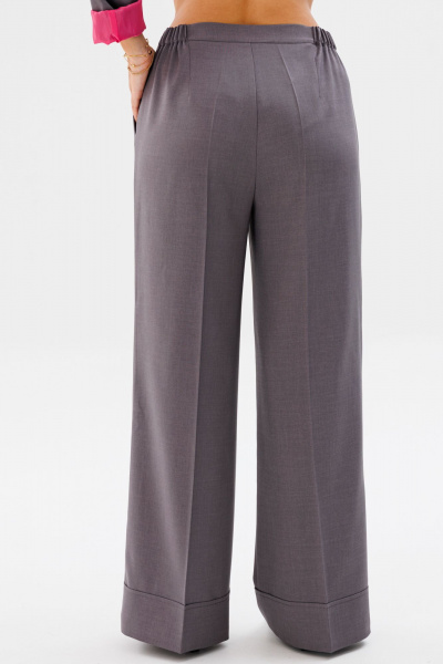 Демисезонный костюм из текстиля с прямым жакетом и брюками с манжетами Mubliz 190 серый - фото 9