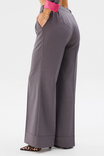 Демисезонный костюм из текстиля с прямым жакетом и брюками с манжетами Mubliz 190 серый - фото 8