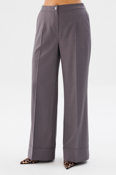 Демисезонный костюм из текстиля с прямым жакетом и брюками с манжетами Mubliz 190 серый - фото 7