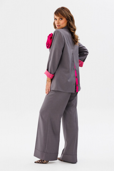 Демисезонный костюм из текстиля с прямым жакетом и брюками с манжетами Mubliz 190 серый - фото 6