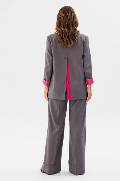 Демисезонный костюм из текстиля с прямым жакетом и брюками с манжетами Mubliz 190 серый - фото 5