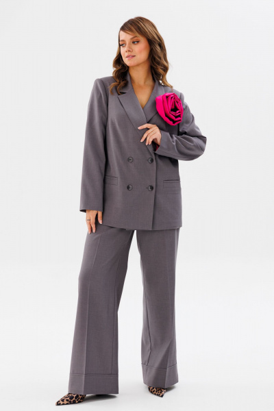 Демисезонный костюм из текстиля с прямым жакетом и брюками с манжетами Mubliz 190 серый - фото 3
