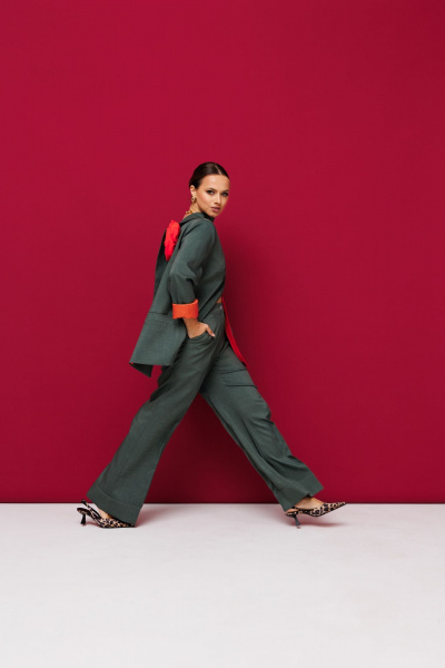 Демисезонный костюм из текстиля с поясом, жакетом и брюками с вытачками Mubliz 190 хаки - фото 16