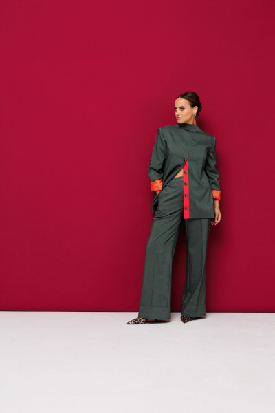 Демисезонный костюм из текстиля с поясом, жакетом и брюками с вытачками Mubliz 190 хаки - фото 15