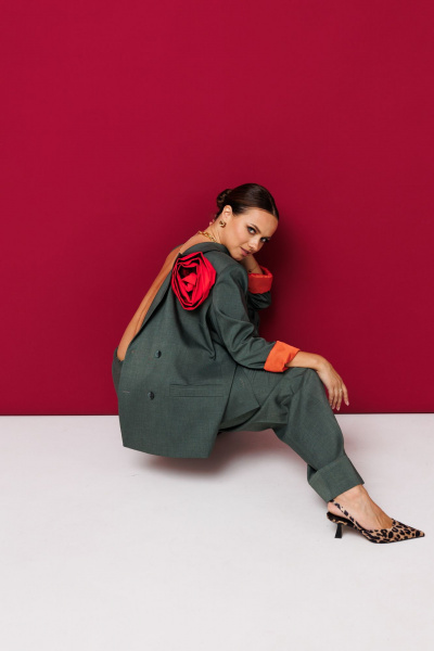 Демисезонный костюм из текстиля с поясом, жакетом и брюками с вытачками Mubliz 190 хаки - фото 14