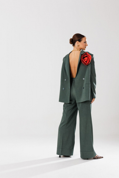 Демисезонный костюм из текстиля с поясом, жакетом и брюками с вытачками Mubliz 190 хаки - фото 10