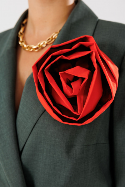 Демисезонный костюм из текстиля с поясом, жакетом и брюками с вытачками Mubliz 190 хаки - фото 9