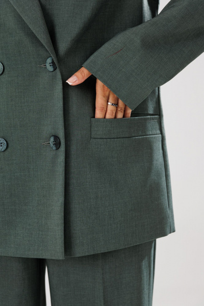 Демисезонный костюм из текстиля с поясом, жакетом и брюками с вытачками Mubliz 190 хаки - фото 8