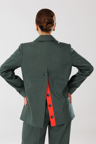 Демисезонный костюм из текстиля с поясом, жакетом и брюками с вытачками Mubliz 190 хаки - фото 6